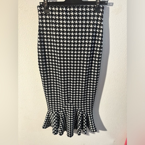 🔴$1SALE$ NWT Houndstooth pattern pencil skirt - Picture 3 of 3